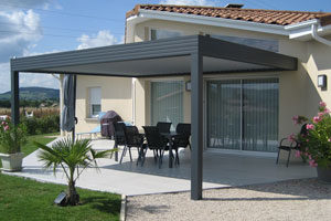 pergola abritant une terrasse de maison