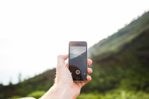 Image d'un iphone prenant une photo de paysage