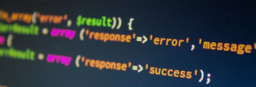 Gros plan sur du code de programmation coloré affiché sur un écran.